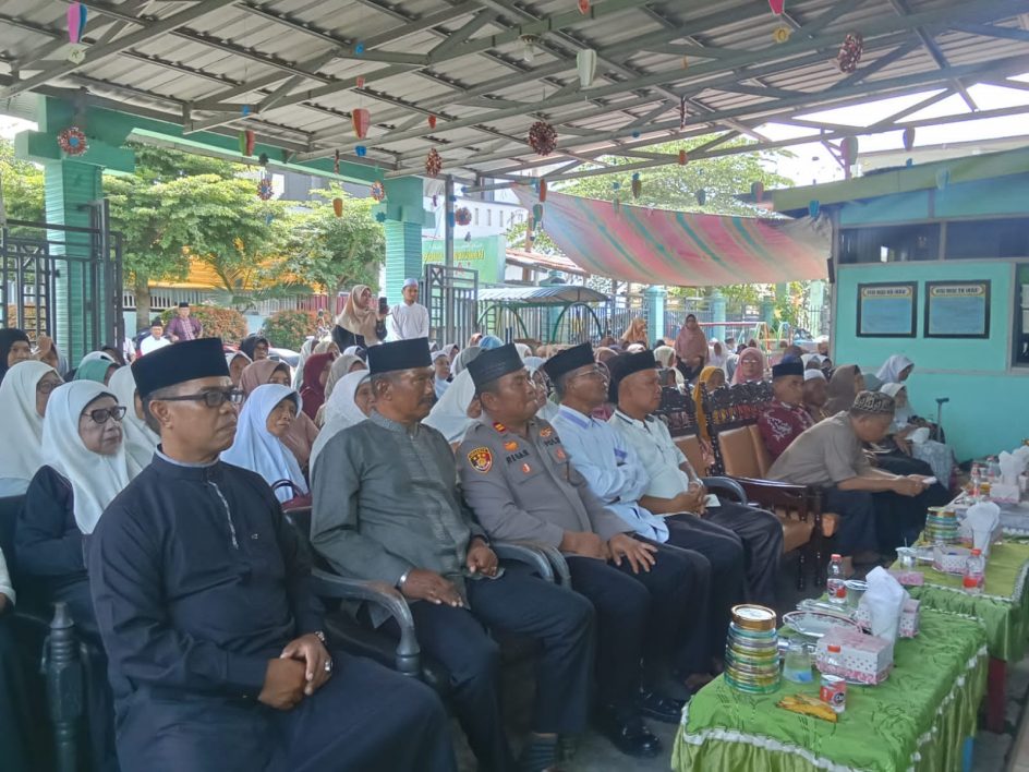 Kapolsek Tanjung Pura Yang Diwakilkan Waka Polsek IPTU MR Siregar Hadir Dalam Kegiatan Syukuran Dan Do’a Bersama, Keberangkatan Calon Jemaah Haji KBIHU AL-MIZAB Langkat.