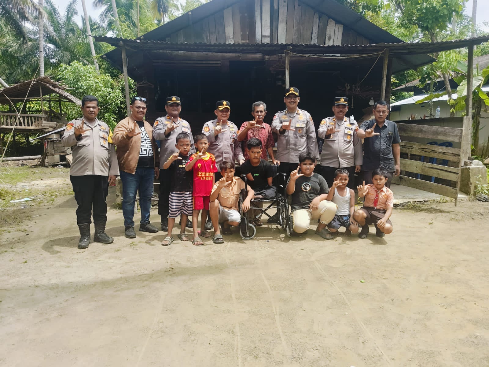 Kapolres Langkat Ulurkan Kepedulian untuk Pemuda Disabilitas di Desa Pulau Banyak, Tanjung Pura