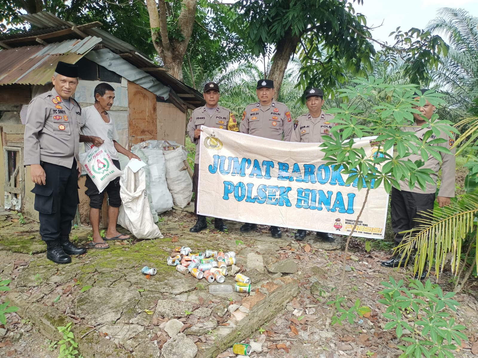 Jumat Berkah, Kapolsek Hinai AKP T. C Sihite SH Serta Personil Berbagi Bantuan Sosial Kepada Warga Hinai.