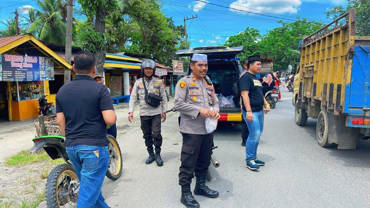 Jumat Berkah, Personil Polsek Tanjung Pura Berbagi Makanan, Masyarakat : Mengucapkan Terimakasih .