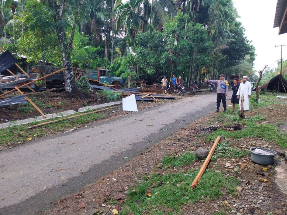 – Personil Polsek Bahorok, Melalui Bhabinkamtibmas Brigadir Heri Suanda Beserta Masyarakat Dan Perangkat Desa, Gotong Royong Membersihkan Rumah Warga Yang Terdampak –