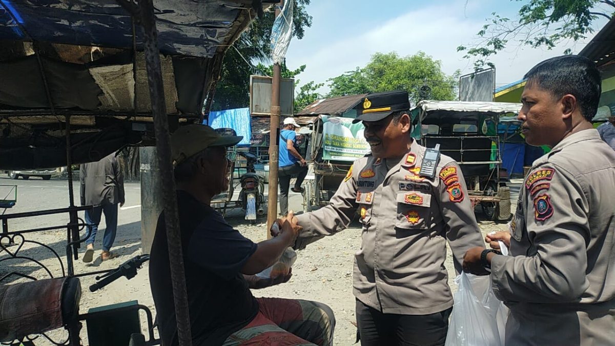 – Kapolsek Tanjung Pura Serta Personil Berbagi Makanan, ‘ Nasi Kotak, Kepada Masyarakat, Di Hari Jumat Yang Penuh Berkah Ini –
