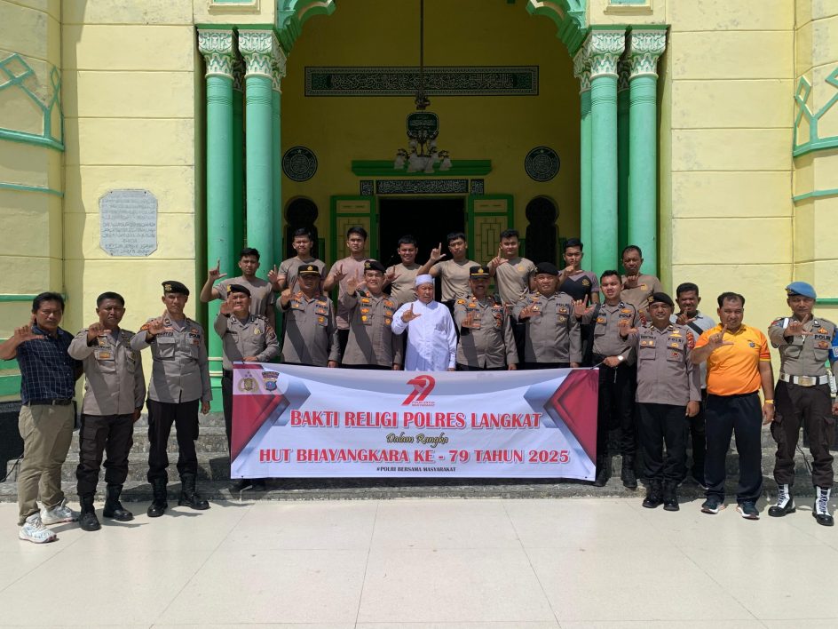 Kegiatan ” BAKTI RELIGI, POLRI Polres Langkat, Polsek Tanjung Pura, Dan Kegiatan Membersihkan Areal Luar Dan Dalam Masjid.