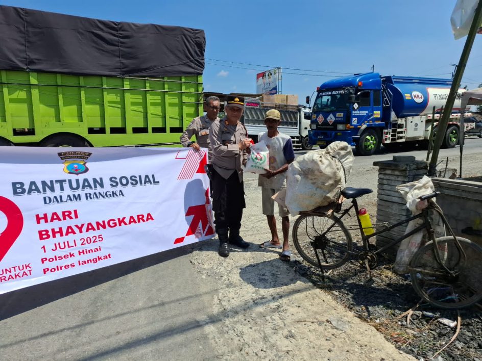 Dalam Rangka Hari Bhayangkara KE – 79 Tahun, Polsek Hinai Berbagi, ‘Bansos’, Kepada Masyarakat Yang Membutuhkan.-