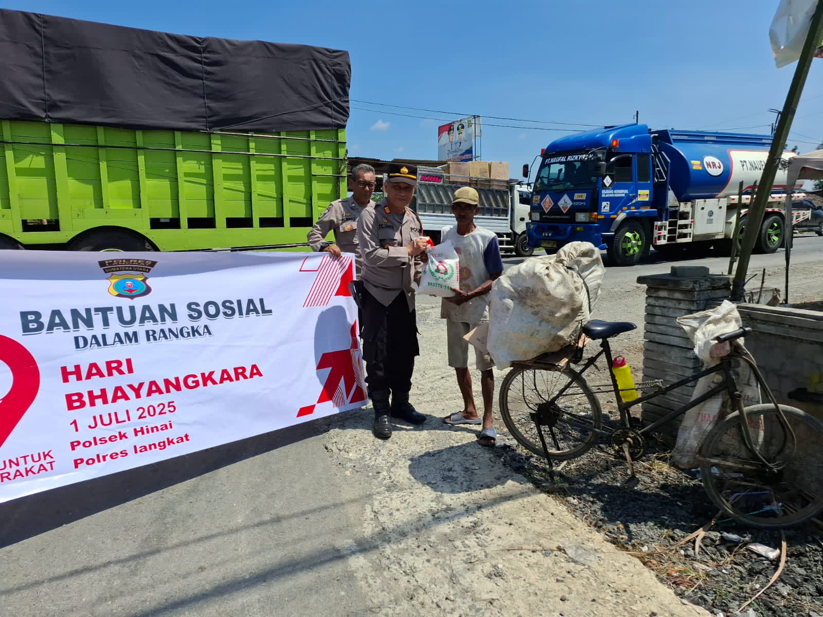 Dalam Rangka Hari Bhayangkara KE – 79 Tahun, Polsek Hinai Berbagi, ‘Bansos’, Kepada Masyarakat Yang Membutuhkan.-