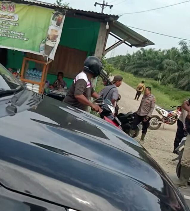Sempat Ditutup Sementara Jalan Menuju Simpang Tamaran, Tim Gegana Polda Sumut Selidiki Temuan Yang Diduga Bom, Di Hinai.