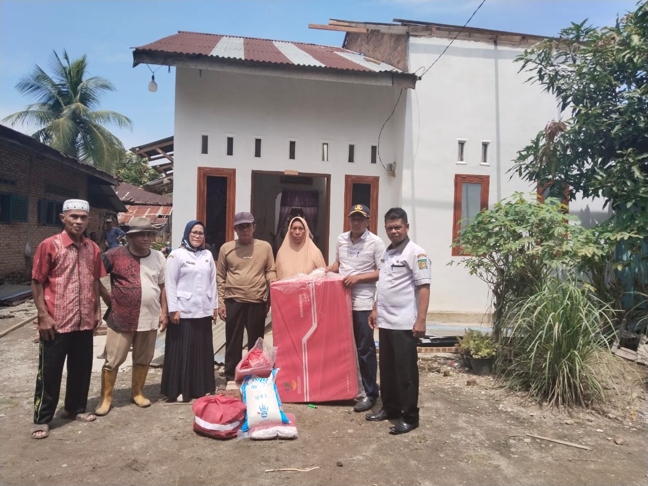 Akibat Angin Kencang Dan Hujan Deras 2 Rumah Milik Warga Hinai, Atap Rumah ‘ Lepas ‘, Berhamburan, Masyarakat : Mengucapkan Terimakasih Kepada Pihak Pemerintah Setempat Sangat Peduli 