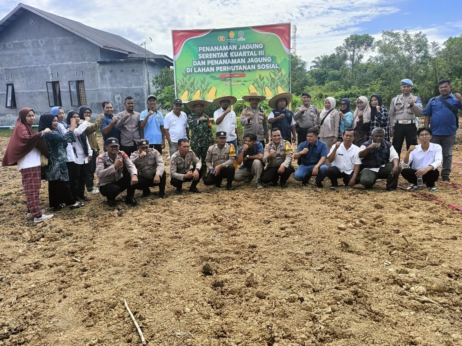 Kapolsek Tanjung Pura Hadir, Dalam Pelaksanaan Penanaman Jagung Serentak Kuartal III Tahun 2025.