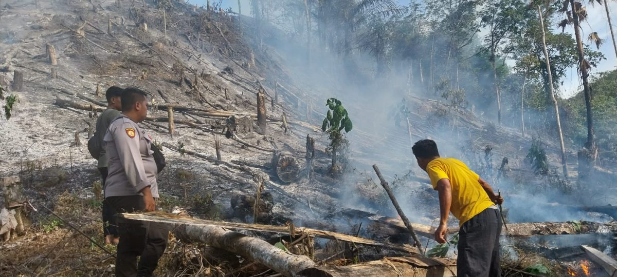 Bhabinkamtibmas Desa Batu Jong-jong Berkordinasi Dengan Pemerintah Setempat Pengecekan Lahan Warga Yang Terbakar.
