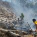Bhabinkamtibmas Desa Batu Jong-jong Berkordinasi Dengan Pemerintah Setempat Pengecekan Lahan Warga Yang Terbakar.
