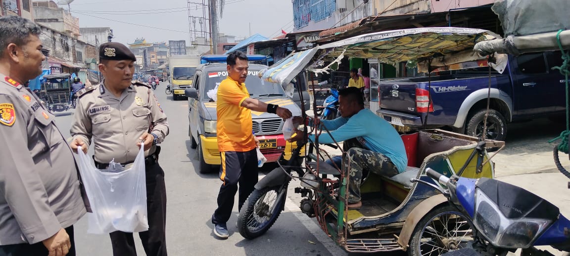 Berbagi Itu Indah, Kapolsek Tanjung Pura Dan Personil Turun Langsung Kemasyarakat Berbagi Makanan Di Hari Jumat .