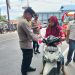 Dipimpin Langsung Kapolsek IPTU MIMPIN GINTING.S.H, M. H. Dalam Pemasangan Bendera Merah Putih, Memperingati Hari Kemerdekaan Republik Indonesia Ke-80. Bagi Pengendara Di Wilkum Polsek Tanjung Pura.