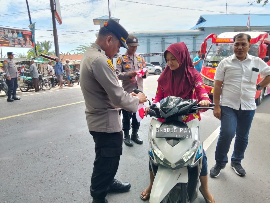 Dipimpin Langsung Kapolsek IPTU MIMPIN GINTING.S.H, M. H. Dalam Pemasangan Bendera Merah Putih, Memperingati Hari Kemerdekaan Republik Indonesia Ke-80. Bagi Pengendara Di Wilkum Polsek Tanjung Pura.