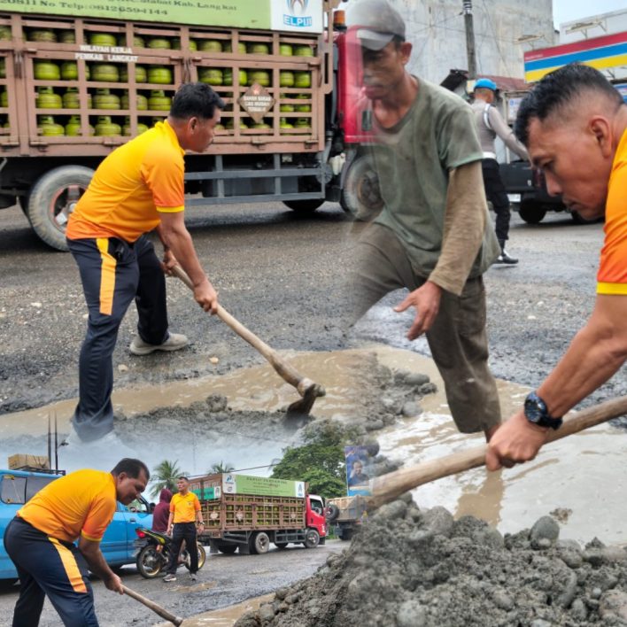Bakti Sosial Personil Polsek Tanjung Pura Serta Masyarakat, Timbun Jalan Berlobang, Masyarakat : Berharap Pemerintah Segera Memperbaiki Jalan Tersebut.