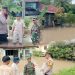 Personil Dari TNI – POLRI Melaksanakan Pengecekan Rumah Warga Yang Terdampak Banjir Di Dendang, Stabat.