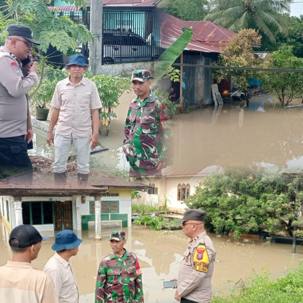 Personil Dari TNI – POLRI Melaksanakan Pengecekan Rumah Warga Yang Terdampak Banjir Di Dendang, Stabat.